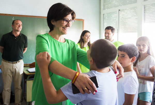 La alcaldesa de Pozuelo de Alarcón, Susana Pérez Quislant, visita los campamentos de verano