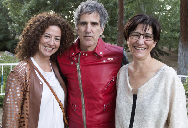 La alcaldesa, Susana Pérez Quislant y la concejal de Cultura, Mónica García, saludan al cantante Mikel Erentxun antes de su actuación en Pozuelo