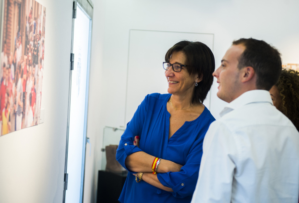 La alcaldesa visitando la exposición 