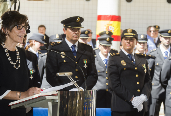La alcaldesa en la festividad de la Policía Nacional