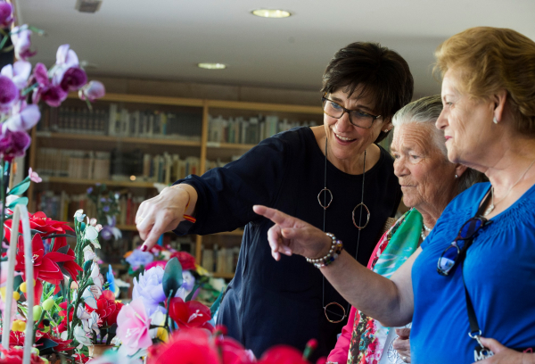 Susana Pérez Quislant con los mayores de Pozuelo
