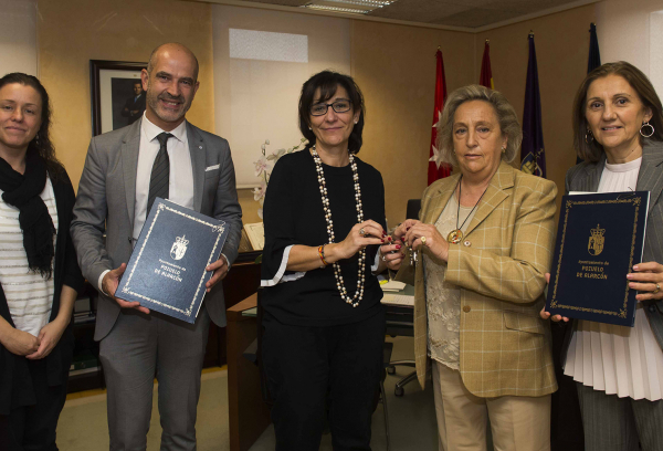 Acto de entrega de llaves y firma de convenio con Cruz Roja