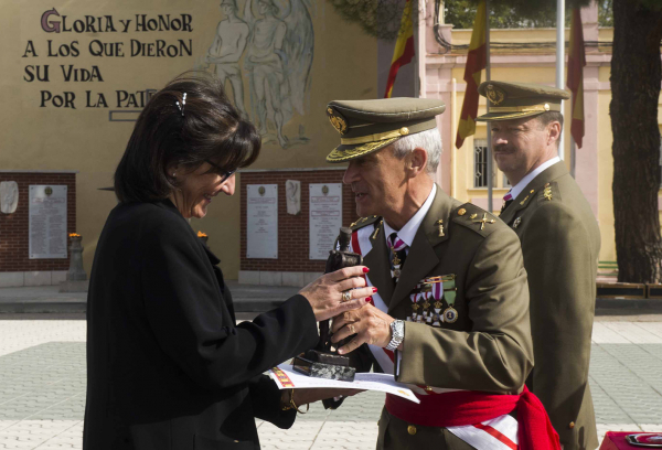 Entrega de la condecoración a la alcaldesa