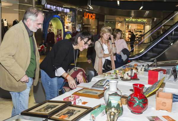 Susana Pérez Quislant, alcaldesa de Pozuelo, visita el mercadillo solidario