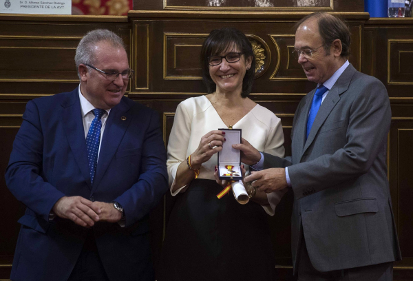 La alcaldesa recogiendo el premio