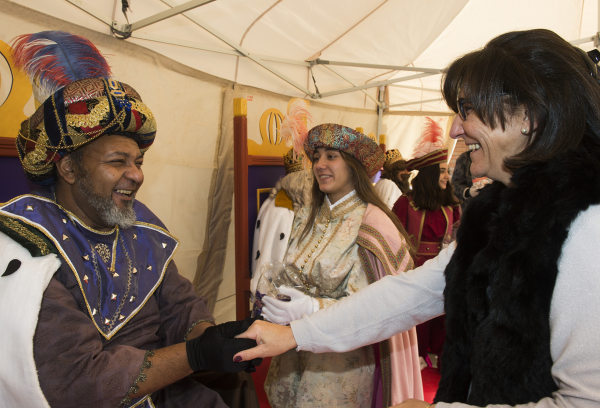 La alcaldesa de Pozuelo de Alarcón, Susana Pérez Quislant junto a Sus Majestades los Reyes Magos