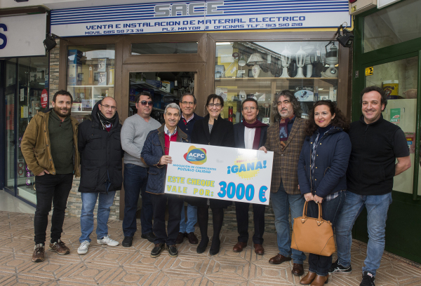 Entrega del cheque al ganador de la Campaña de Navidad