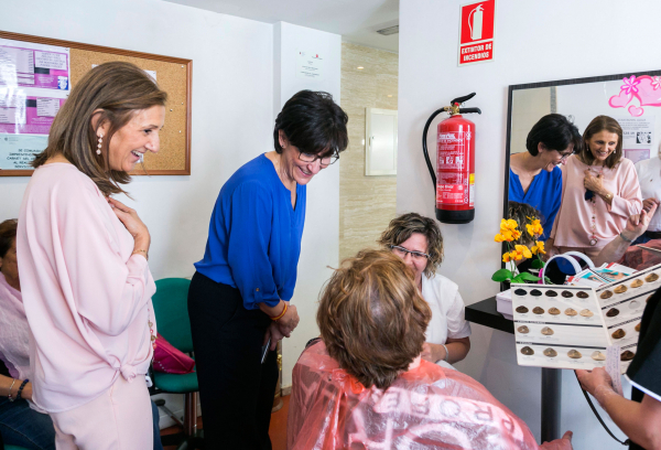 La alcaldesa visita el centro de mayores