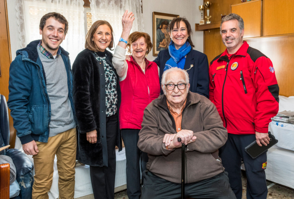 La alcaldesa, Susana Pérez Quislant, entrega una de las pulseras de identificación a una vecina del municipio