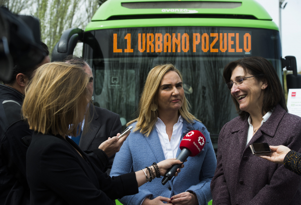 La alcaldesa en la presentación de las nuevas líneas de autobús de Pozuelo de Alarcón