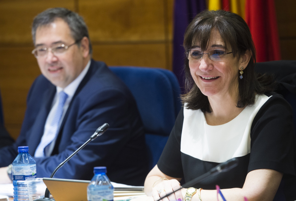 La alcaldesa y el primer teniente de Alcalde en la sesión plenaria de abril