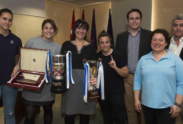 La alcaldesa felicita al equipo femenino del Club de Rugby Olímpico de Pozuelo, campeonas de la Liga Iberdrola