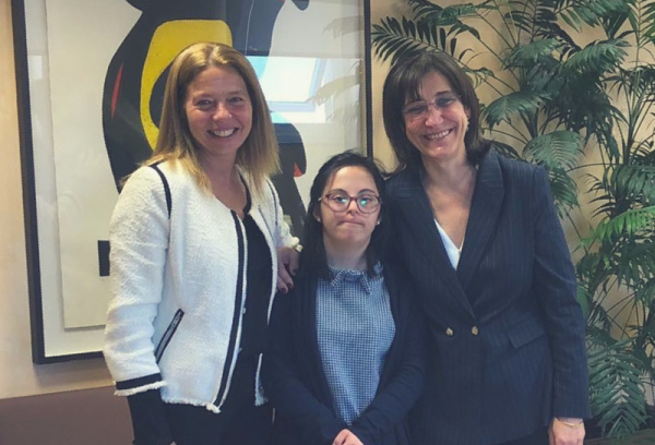 Susana Pérez Quislant junto a una de las empleadas