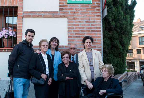 La alcaldesa, Susana Pérez Quislant junto a los familiares del párroco