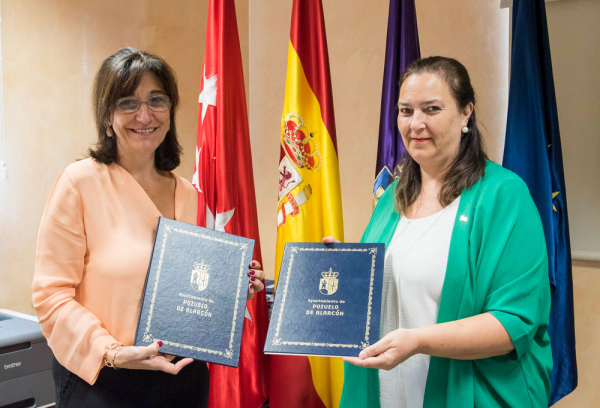 La alcaldesa en la firma de la renovación del acuerdo con AVT