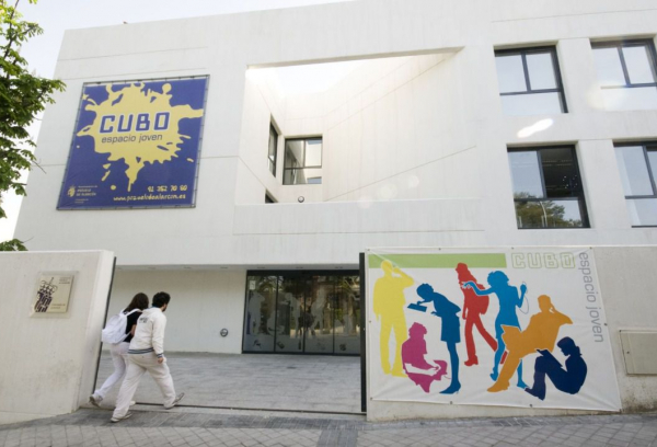 Cubo Espacio Joven situado en el barrio de La Estacion