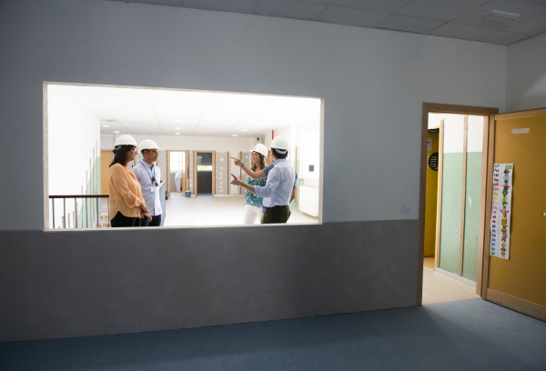 La alcaldesa visitando el colegio