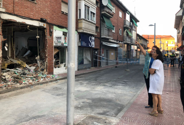 La alcaldesa visitando el edificio afectado