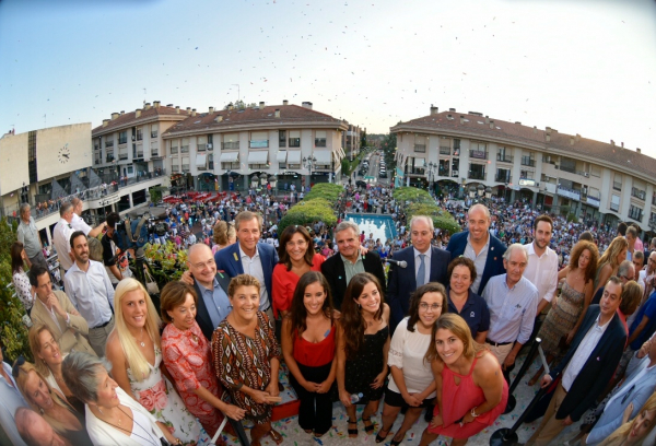 Las pregoneras en el balcón del Ayuntamiento de Pozuelo de Alarcón
