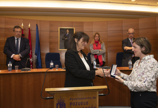 Momento de la entrega de la medalla