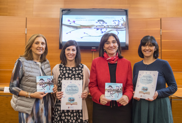 La alcaldesa con las autoras durante la presentación del cuento