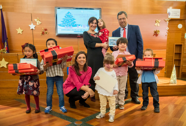 Entrega de premios de los concursos escolares navideños