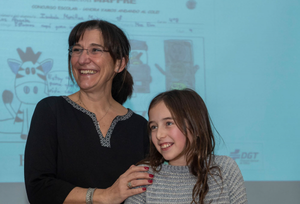 LA alcaldesa de Pozuelo junto a la ganadora del concurso de educación vial