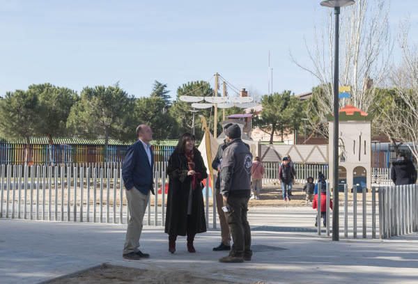 La alcaldesa visitando la zona