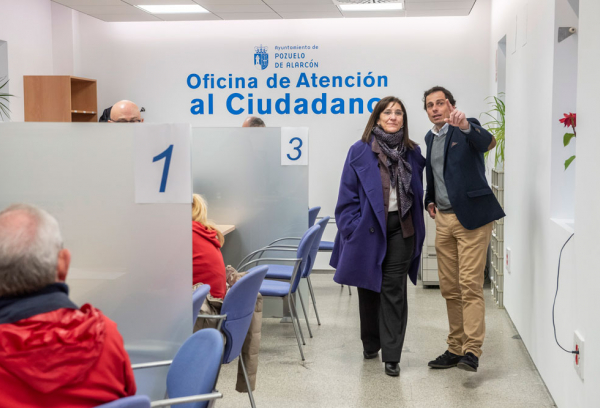 La alcaldesa visita la OAC de Padre Vallet