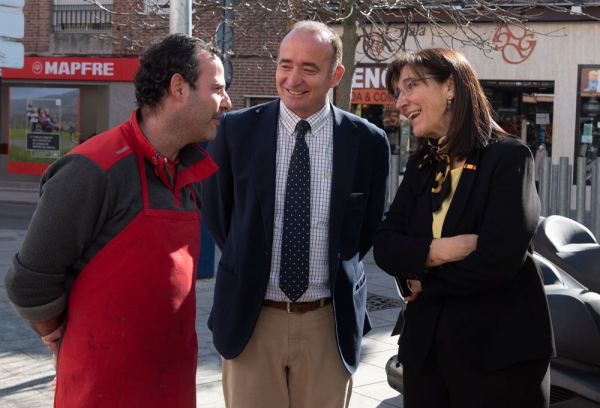 La alcaldesa de Pozuelo de Alarcón visita los contenedores marrones