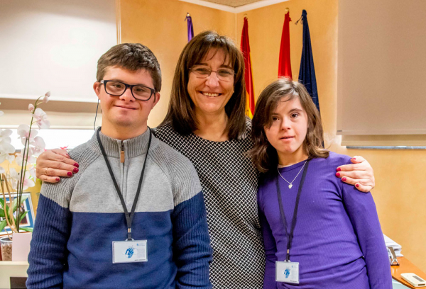 Susana Pérez Quislant junto a los alumnos de Gil Gayarre que van a realizar prácticas en el Ayuntamiento