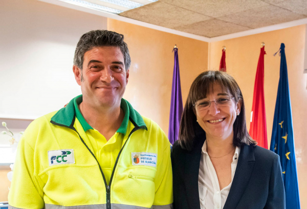 La alcaldesa de Pozuelo de Alarcón junto a un trabajador de la brigada de limpieza