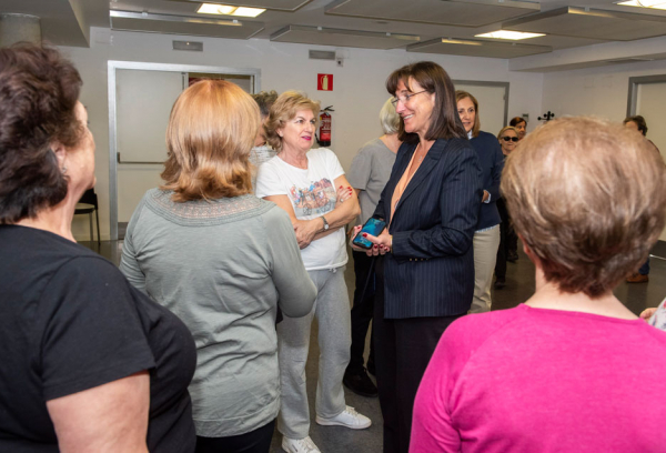 Susana Pérez Quislant visita a los usuarios del Centro de Mayores Padre Vallet