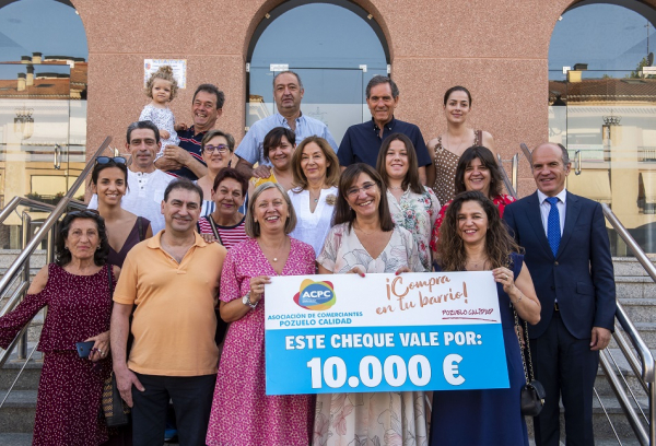 La alcaldesa acompaña a la Asociación de Comerciantes Pozuelo Calidad en la entrega de los 10.000 euros de premios de la campaña de Primavera-Verano