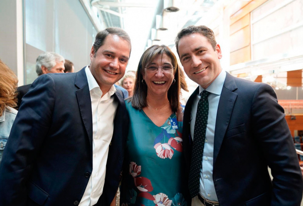 La alcaldesa asiste a la sesión de investidura de Díaz Ayuso