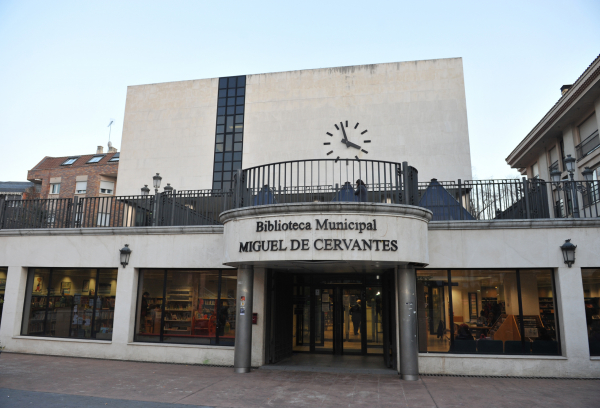 El Ayuntamiento recuerda que ha ampliado el préstamo de libros y demás fondos en las bibliotecas municipales durante la época estival