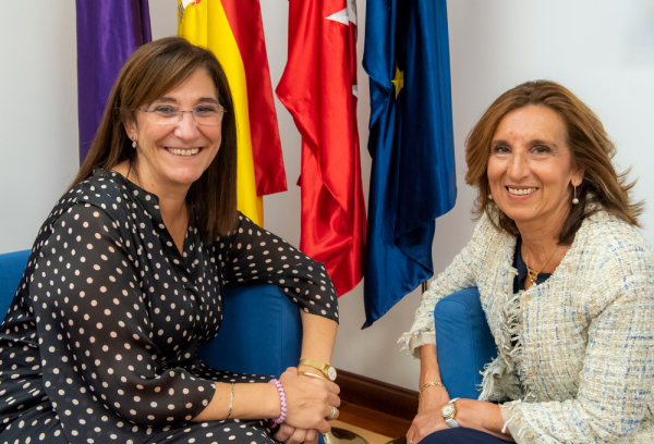 La alcaldesa, Susana Pérez Quislant junto a la nueva concejal Ana María Rodríguez