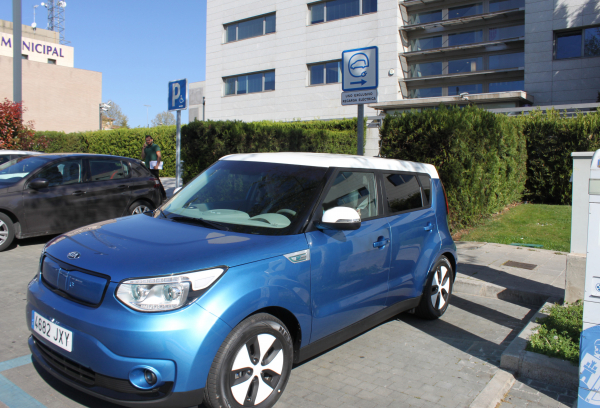 Imagen del primer coche eléctrico del Ayuntamiento 