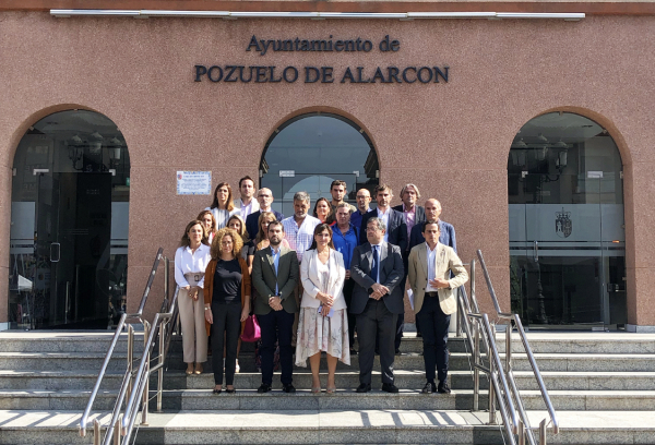 Miembros de la corporación municipal en el minuto de silencio 