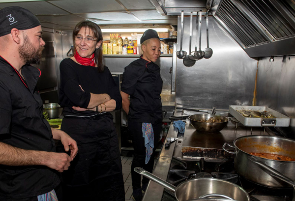 La alcaldesa visita una de las cocinas participantes en la primera edición de Pozuelo de Cuchara