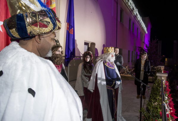 Reyes Magos en el balcón del Ayuntamiento para saludar a los pozueleros