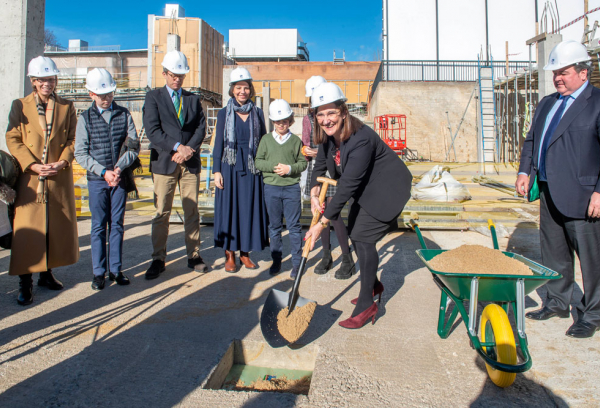 La alcaldesa en el acto simbólico de colocaciónd e primera piedra de la ampliación del Colegio Americano