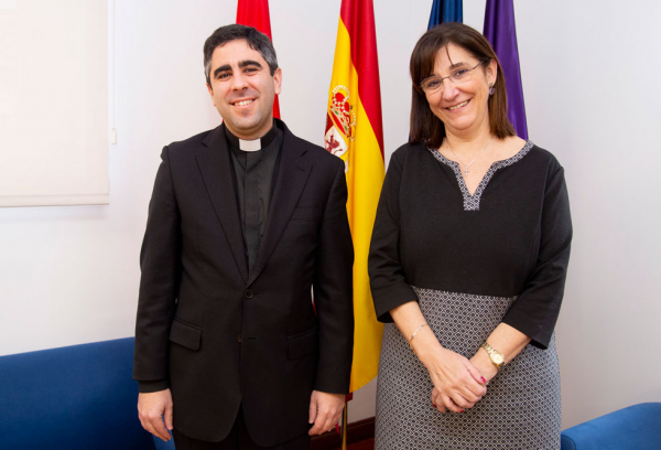 La alcaldesa, Susana Pérez Quislant, junto al párroco de Húmera