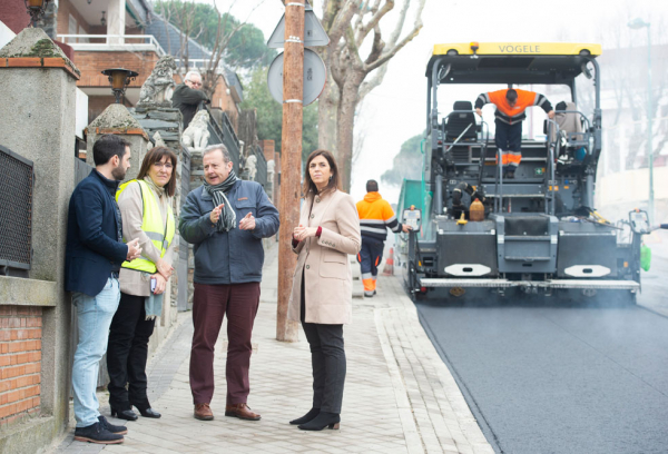 La alcaldesa, Susana Pérez Quislant, visita la última fase de la operación asfalto