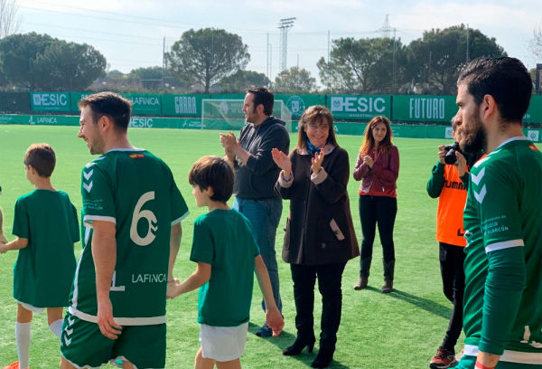 La alcaldesa, Susana Pérez Quislant, se une al partido solidario del Club de Fútbol Pozuelo 