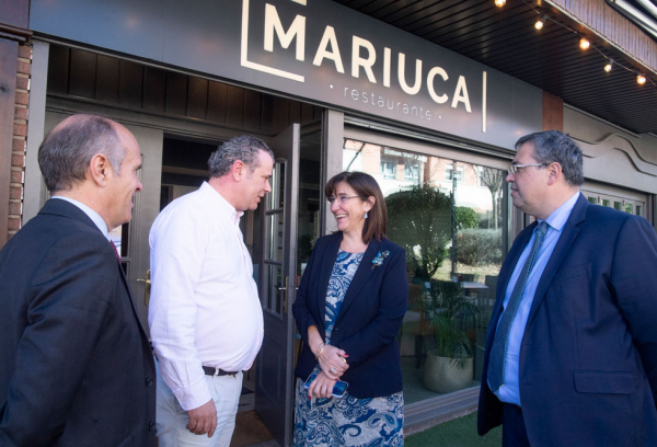 LA alcaldesa visita el restaurante Mariuca en las jornadas de Pozuelo de Cuchara 2020