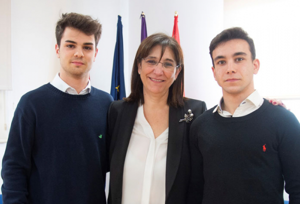 La alcaldesa de Pozuelo de Alarcón, Susana Pérez Quislat, junto a los subcampeones de Europa 2019 de Judo