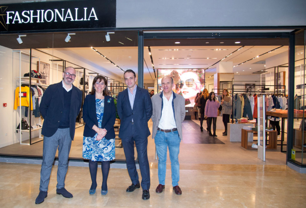 La alcaldesa visita la nueva tienda Fashionalia en el Zielo