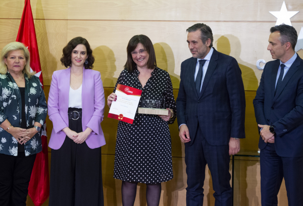 La alcaldesa de Pozuelo de Alarcón recoge la distinción al Ayuntamiento por su apoyo al 112 que se emplaza en la ciudad