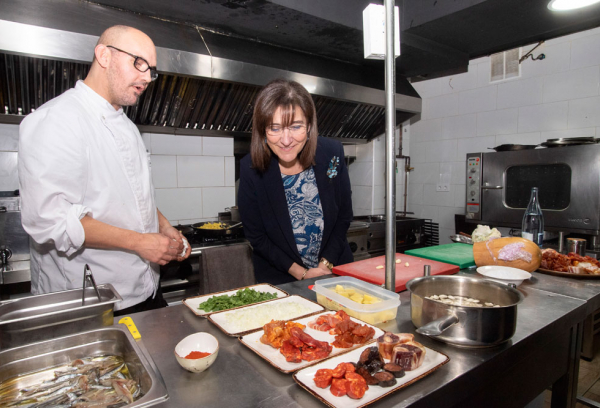 La alcaldesa, Susana Pérez Quislant, en la cocina de uno de los restaurantes participantes en Pozuelo de Cuchara